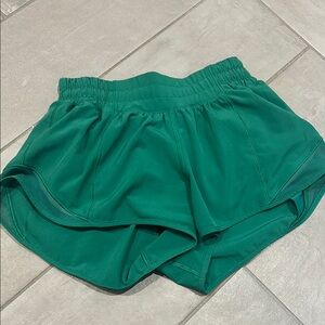 Lululemon green hottie hot shorts size 2, 2.5” low rise